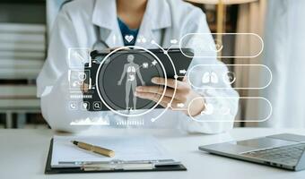 medicina médico utilizando digital tableta y teléfono inteligente diagnosticar virtual electrónico médico grabar en interfaz.digital cuidado de la salud y red en virtual pantalla foto
