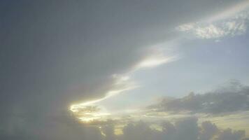des nuages à lever du soleil dans 4k temps laps Soleil monter video