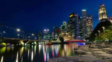 lasso di tempo tramonto tempo di Singapore città con highrise grattacielo edificio un.. video