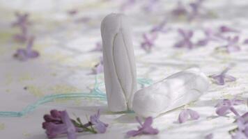 une paire de blanc coton tampons sur une blanc surface video