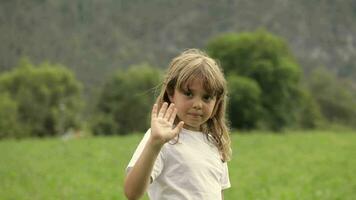 de cerca de un caucásico niña en el campo. video