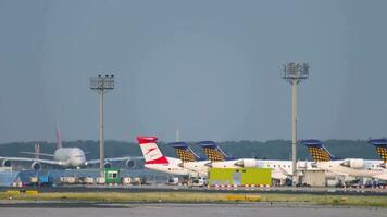 Francfort un m principal, Allemagne juillet 19, 2017 - asiatique compagnies aériennes Airbus 380 hl7641 accélérer et tourner à le piste 25c. Fraport, Francfort, Allemagne video