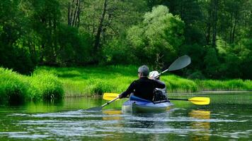 famille kayak voyage pour seigneur et madame. un personnes âgées marié couple aviron une bateau sur le rivière, une l'eau randonnée, une été aventure. liés à l'âge des sports, mental jeunesse et santé, tourisme, actif vieux âge video