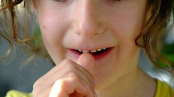de barn skakningar de främre bebis tand och ler en tandlös leende närbild. ändring tänder till molarer i barndom video