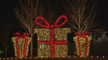 mooi schattig kleurrijk Kerstmis decoratie cadeaus in de omgeving van buurt video