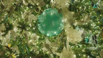 magnifique illuminé Noël arbre décoration. coloré bleu rond des balles, d'or rubans, étoile de mer et mer coquille ornements. proche en haut. video