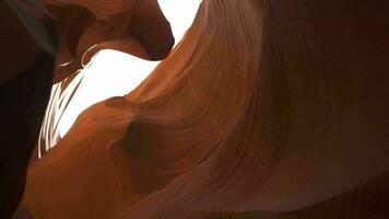 Antilope Schlucht zum Hintergrund - - beeindruckend Felsen Formationen im Seite Arizona Erstellen Labyrinth, abstrakt Muster Sandstein Wände und Balken von Sonnenlicht video