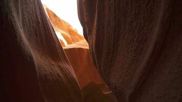 antílope cañón para antecedentes - impresionante rock formaciones en página Arizona creando laberinto, resumen modelo arenisca paredes y vigas de luz de sol video