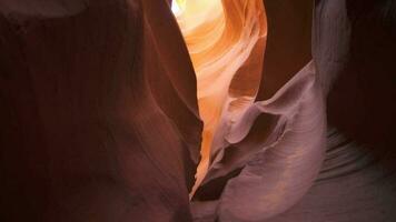 antilope canyon per sfondo - degno di nota roccia formazioni nel pagina Arizona la creazione di labirinto, astratto modello arenaria muri e travi di luce del sole video