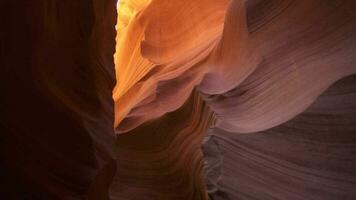 antílope cañón para antecedentes - impresionante rock formaciones en página Arizona creando laberinto, resumen modelo arenisca paredes y vigas de luz de sol video