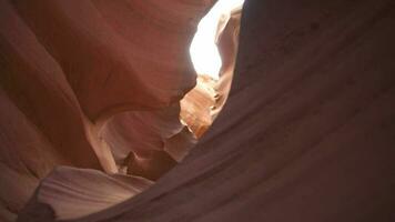 antílope desfiladeiro para fundo - impressionante Rocha formações dentro página Arizona criando labirinto, abstrato padronizar arenito paredes e feixes do luz solar video