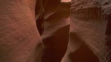 Antilope Schlucht zum Hintergrund - - beeindruckend Felsen Formationen im Seite Arizona Erstellen Labyrinth, abstrakt Muster Sandstein Wände und Balken von Sonnenlicht video