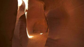 antilope canyon per sfondo - degno di nota roccia formazioni nel pagina Arizona la creazione di labirinto, astratto modello arenaria muri e travi di luce del sole video