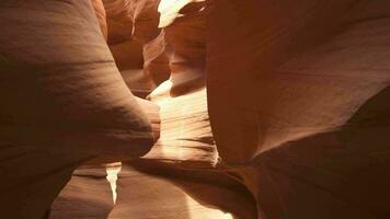 antílope cañón para antecedentes - impresionante rock formaciones en página Arizona creando laberinto, resumen modelo arenisca paredes y vigas de luz de sol video