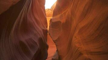 Antilope Schlucht zum Hintergrund - - beeindruckend Felsen Formationen im Seite Arizona Erstellen Labyrinth, abstrakt Muster Sandstein Wände und Balken von Sonnenlicht video