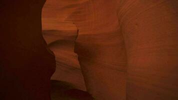 Antilope Schlucht zum Hintergrund - - beeindruckend Felsen Formationen im Seite Arizona Erstellen Labyrinth, abstrakt Muster Sandstein Wände und Balken von Sonnenlicht video