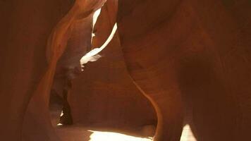 antílope cañón para antecedentes - impresionante rock formaciones en página Arizona creando laberinto, resumen modelo arenisca paredes y vigas de luz de sol video