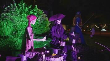 kreativ gruselig Halloween Anzeige Dekorationen Zuhause Garten Vorderseite Hof Dekor im ein Gegend video