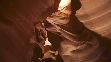 antílope desfiladeiro para fundo - impressionante Rocha formações dentro página Arizona criando labirinto, abstrato padronizar arenito paredes e feixes do luz solar video