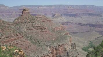 grande desfiladeiro nacional parque Arizona com Está em camadas bandas do vermelho Rocha revelador milhões do anos do geológico história video