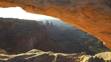 Mesa Bogen beim Sonnenaufgang, Insel im das Himmel. ein riesig, flach Mesa mit Panorama- übersieht im Canyonlands National Park Utah video