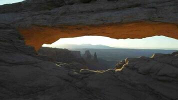 mesa boog Bij zonsopkomst, eiland in de lucht. een enorm, afgeplat mesa met panoramisch kijkt uit over in Canyonlands nationaal park Utah video