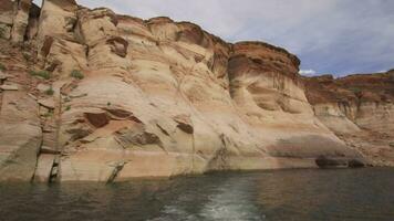 lago Powell antílope cañón escénico barco excursión mediante vías fluviales el angosto, vistoso, y esculpido geología de rocas en página Arizona video