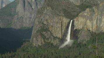 tunnel Visualizza di Yosemite nazionale parco - granito muri circondare il valle e Visualizza di EL capitano, metà cupola, sentinella roccia, Cattedrale roccia, velo da sposa autunno video