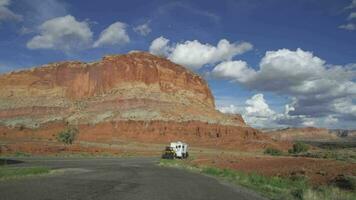 rv vrachtauto kampeerders met een mooi rood rots berg Aan de achtergrond in Utah Arizona video
