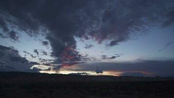 schön wolkig Sonnenuntergang irgendwo im Utah mit Felsen Berg im das Hintergrund video