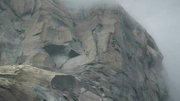 EL capitano il maggior parte iconico verticale roccia formazione nel Yosemite nazionale parco famoso per roccia scalatori video