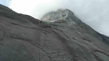 el capitan de mest ikoniska vertikal sten bildning i yosemite nationell parkera känd för sten klättrare video