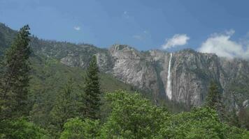 band falla i yosemite nationell parkera Kalifornien, flöden av en klippa på de väst sida av el capitan de längst enda släppa vattenfall i norr Amerika video