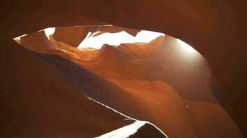 Antilope Schlucht zum Hintergrund - - beeindruckend Felsen Formationen im Seite Arizona Erstellen Labyrinth, abstrakt Muster Sandstein Wände und Balken von Sonnenlicht video