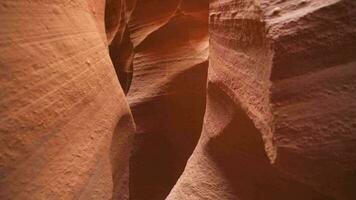 Antilope Schlucht zum Hintergrund - - beeindruckend Felsen Formationen im Seite Arizona Erstellen Labyrinth, abstrakt Muster Sandstein Wände und Balken von Sonnenlicht video