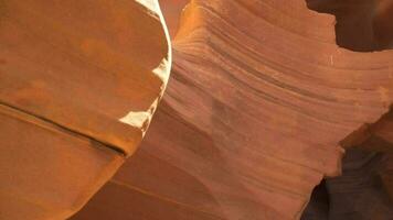 Antilope Schlucht zum Hintergrund - - beeindruckend Felsen Formationen im Seite Arizona Erstellen Labyrinth, abstrakt Muster Sandstein Wände und Balken von Sonnenlicht video