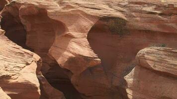 antílope cañón para antecedentes - impresionante rock formaciones en página Arizona creando laberinto, resumen modelo arenisca paredes y vigas de luz de sol video