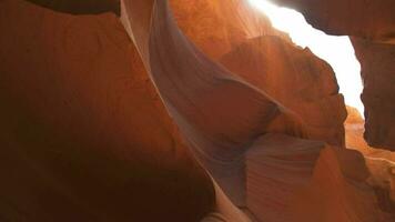 antilope canyon pour Contexte - impressionnant Roche formations dans page Arizona création labyrinthe, abstrait modèle grès des murs et poutres de lumière du soleil video