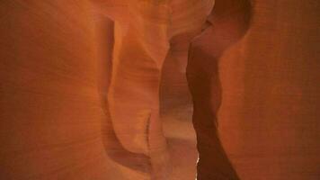 Antilope Schlucht zum Hintergrund - - beeindruckend Felsen Formationen im Seite Arizona Erstellen Labyrinth, abstrakt Muster Sandstein Wände und Balken von Sonnenlicht video