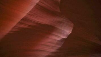 Antilope Schlucht zum Hintergrund - - beeindruckend Felsen Formationen im Seite Arizona Erstellen Labyrinth, abstrakt Muster Sandstein Wände und Balken von Sonnenlicht video