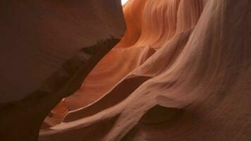 antílope desfiladeiro para fundo - impressionante Rocha formações dentro página Arizona criando labirinto, abstrato padronizar arenito paredes e feixes do luz solar video