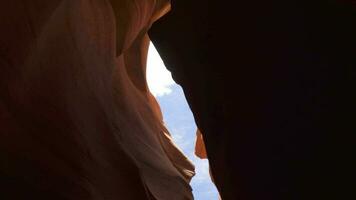 antilope canyon per sfondo - degno di nota roccia formazioni nel pagina Arizona la creazione di labirinto, astratto modello arenaria muri e travi di luce del sole video