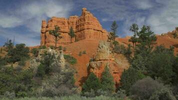 rv camion camper con un' bellissimo rosso roccia montagna su il sfondo nel Utah Arizona video