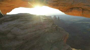 mesa boog Bij zonsopkomst, eiland in de lucht. een enorm, afgeplat mesa met panoramisch kijkt uit over in Canyonlands nationaal park Utah video