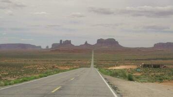 Fahren zu Monument Schlucht, hoch aufragend Sandstein Buttes auf navajo Stammes- auf Arizona - - Utah Rand USA video