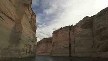 lago powell antilope canyon panoramico barca giro attraverso corsi d'acqua il stretto, colorato, e scolpito geologia di rocce nel pagina Arizona video