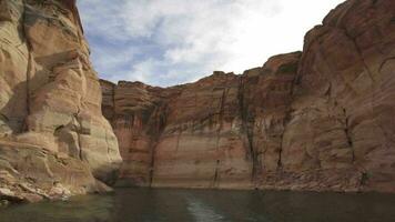 lago Powell antílope desfiladeiro cênico barco Tour através vias navegáveis a estreito, colorida, e esculpido geologia do pedras dentro página Arizona video