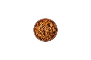 delicioso tallarines o udon con hongos, sal, especias y hierbas foto