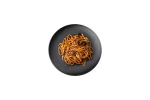 delicioso tallarines o udon con hongos, sal, especias y hierbas foto