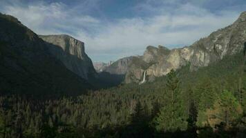 tunnel visie van yosemite nationaal park - graniet muren omringen de vallei en visie van el kapitein, voor de helft koepel, schildwacht steen, kathedraal steen, bruidssluier vallen video